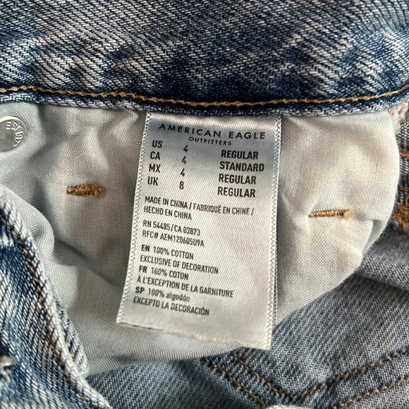 AMERICAN EAGLE OUTFITTERS High Rise Light Wash Mom Jean - Picture 4 of 4